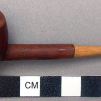 Carved wooden pipe with stem, length: 10.5 cm.