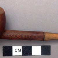 Carved wooden pipe with stem, length: 12.6 cm.