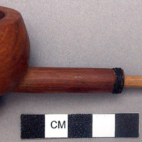 Carved wooden pipe with stem, length: 11.5 cm.