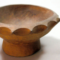 Small light colored carved wooden bowl with scalloped edges, D: app. 9 cm, H: ap