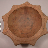 Carved wooden bowl with scalloped edges, greatest width:  approx. 18 cm, H: 6.5